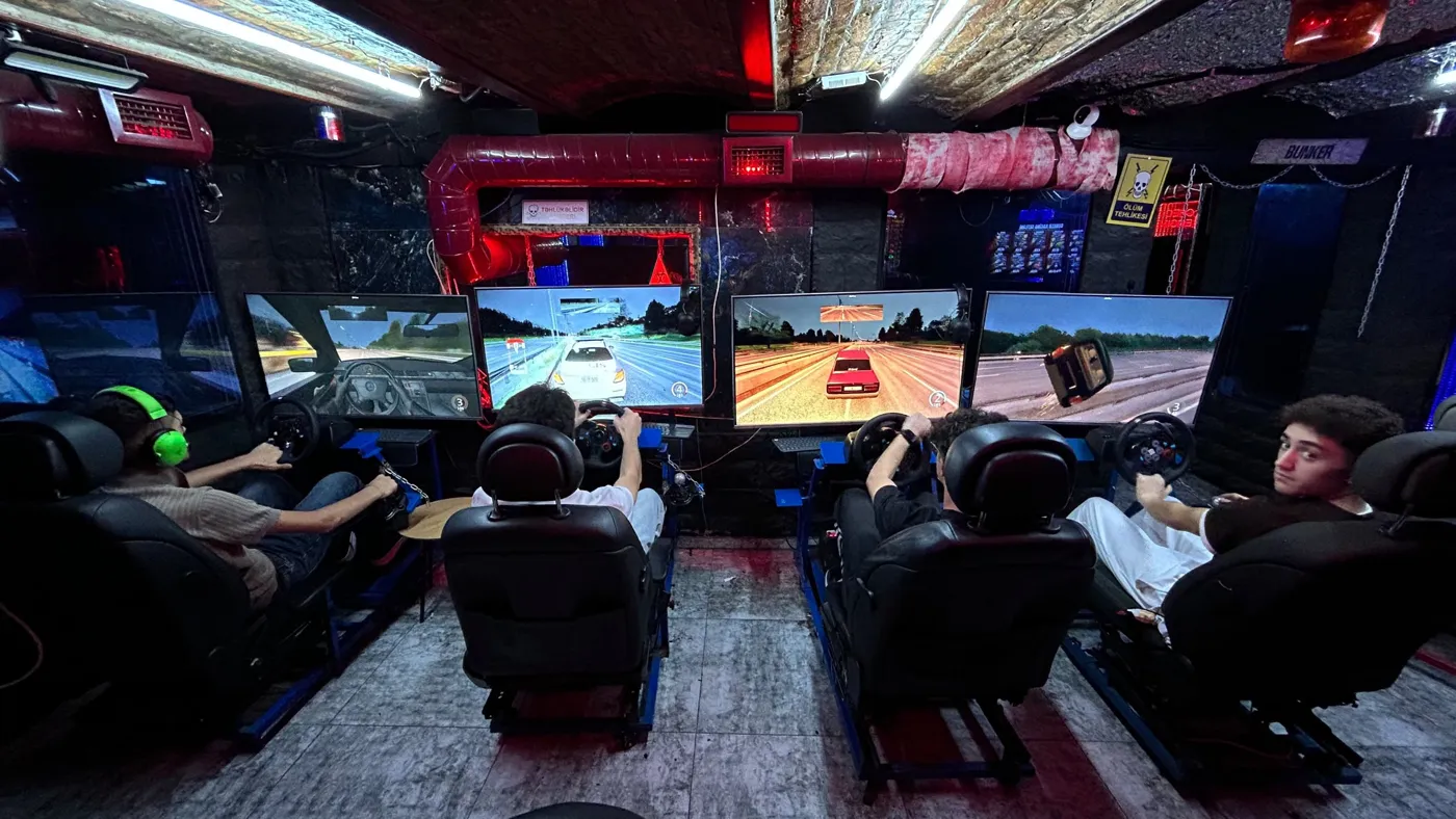 Bunker Racing zalının ümumi görüntüsü, qırmızı işıqlar və borular